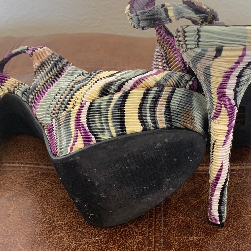 Two Lips Heels - Picture 6 of 7